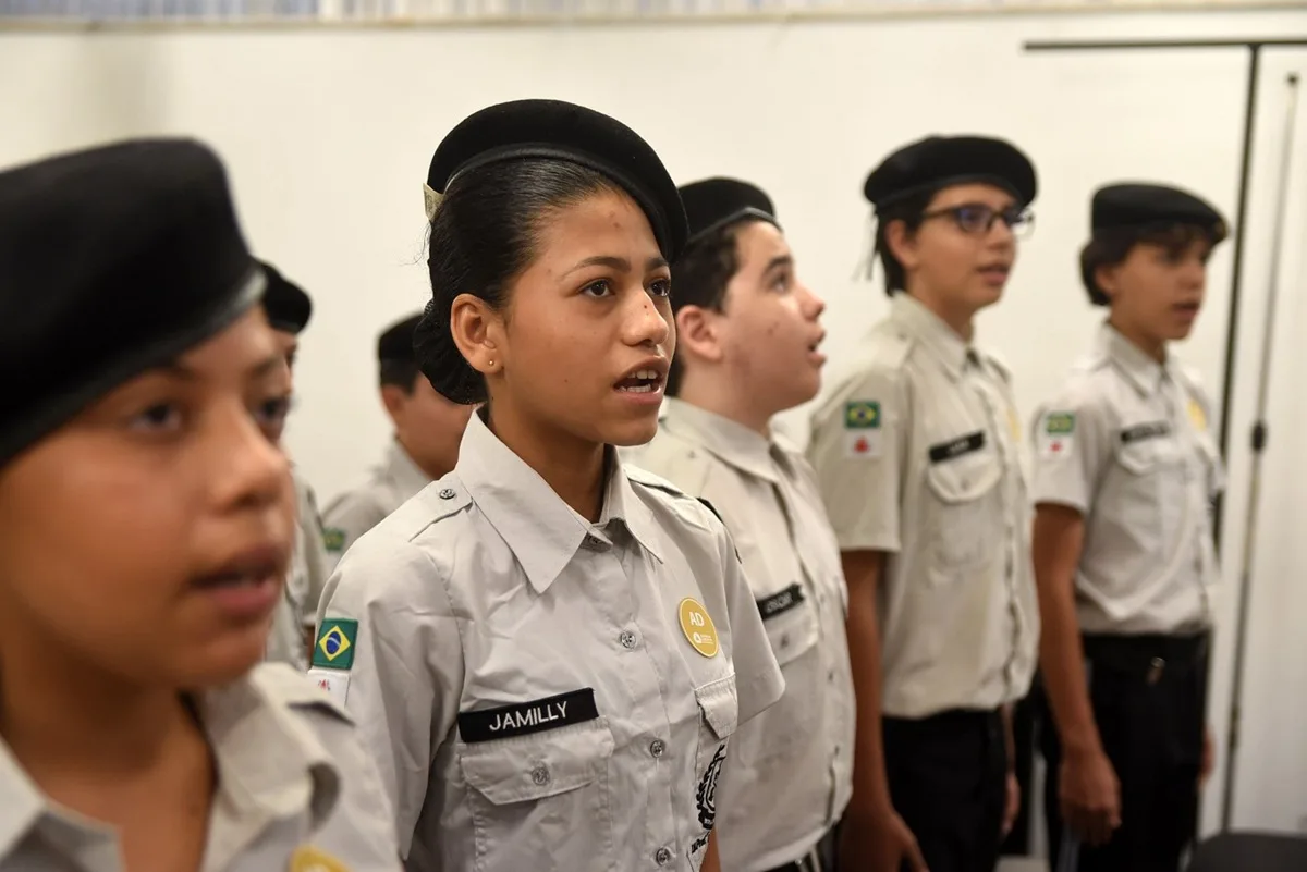 STF impõe derrota a Simões e veta escolas cívico-militares em MG