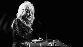 Fanáticos llevan ofrendas a la estrella de Dolly Parton en el Paseo de la Fama
