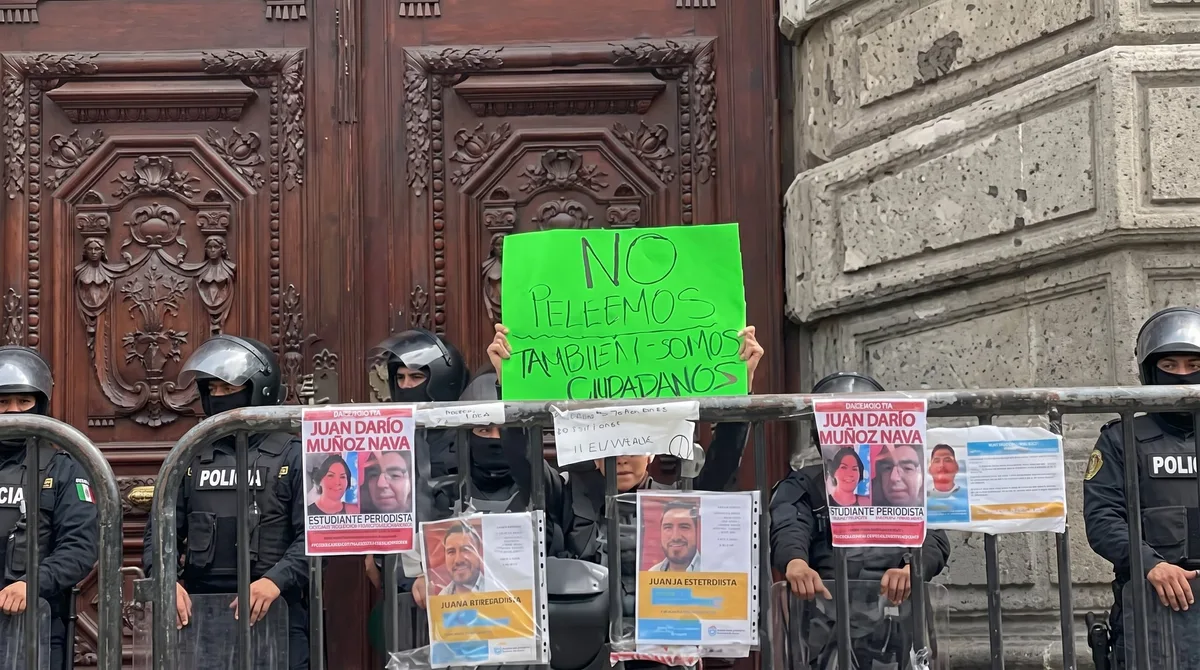 Policías despliegan mensajes de no violencia durante protestas por el agua en Guadalajara: “También somos ciudadanos”