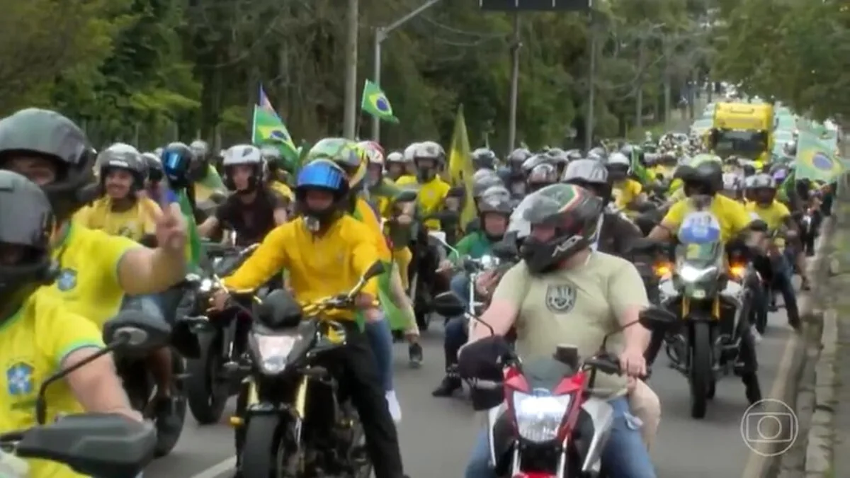 Flávio Bolsonaro faz campanha em Vitória e Salvador; apoiadores realizam atos e carreatas em capitais brasileiras