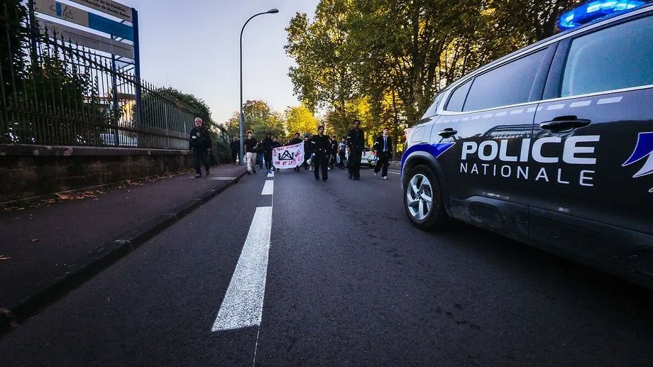 Ils ont presque embrassé des flics