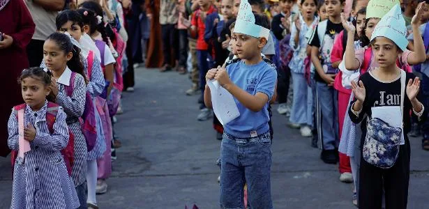Alunos voltam às aulas em tendas improvisadas em Gaza após quase três anos