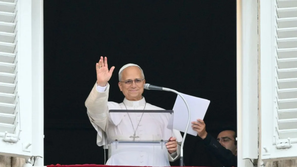 Fünf Tage nach Lungen-OP: Papst spricht Angelus-Gebet vor tausenden Gläubigen