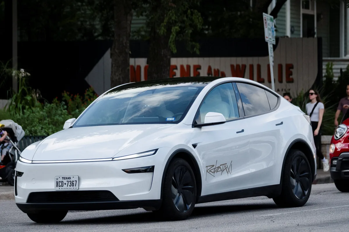 Robotaxis de Tesla aumentan silenciosamente y no hay humanos que los estén vigilando
