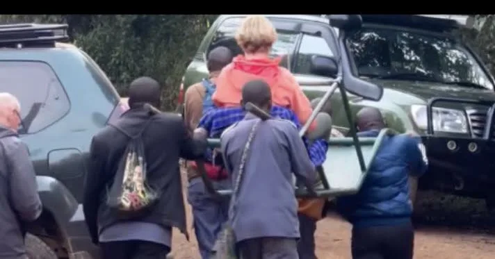 Ouganda. Des touristes soulevés par des porteurs comme à l’époque coloniale font polémique