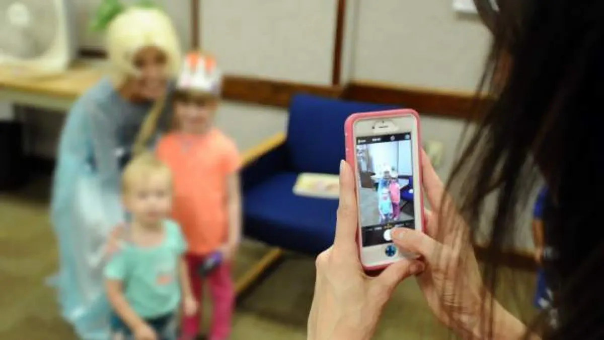 Un informe advierte a los padres del riesgo del 'sharenting': "No subas fotos de tus hijos a internet, va a haber depredadores sexuales"