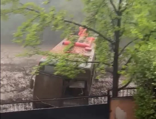 Una fuerte correntada arrastró autos y micros tras el desborde de un canal en Chile