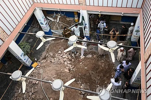 파키스탄 페샤와르서 사립학교 지붕 붕괴…학생·교사 35명 사망