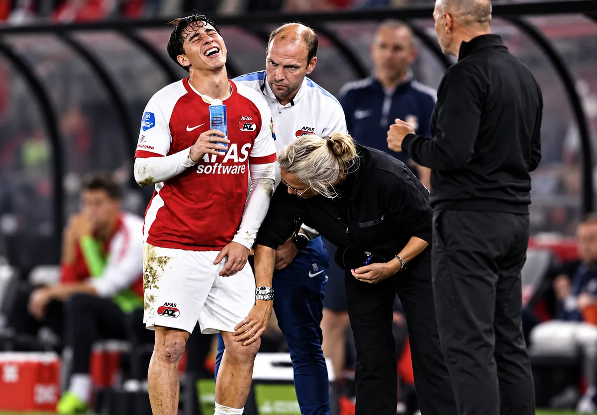Mateo Chávez, titular con AZ en empate ante Willem II... pero sale lesionado y enciende alarmas
