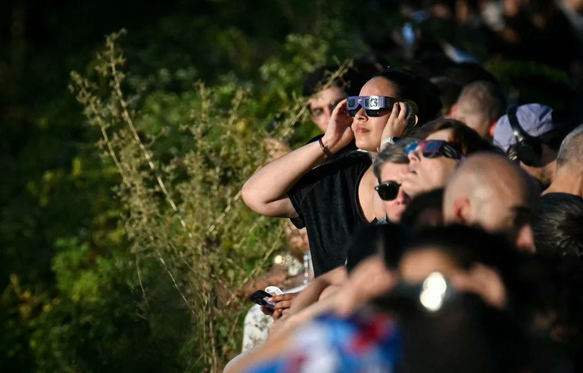 Eclipse solaire du 12 août : « Un paquet de chips contre des lunettes »… La quête de Graal dans un parc parisien