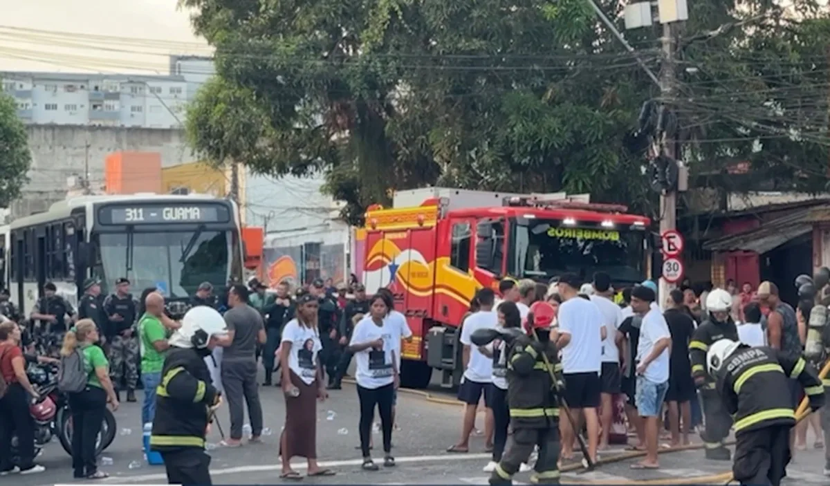 Familiares e amigos protestam após assassinato de jovem e soltura de suspeito em Belém