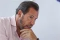 Óscar Puente, "indignado" con la "ofensiva" foto del Rey con Javier Negre: Se ha cruzado una "línea roja"
