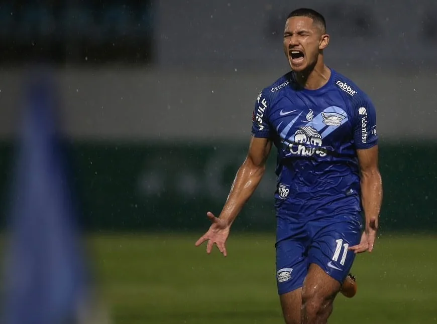 Fortuna de R$ 110 bilhões e sem clube: conheça o jogador mais rico do mundo