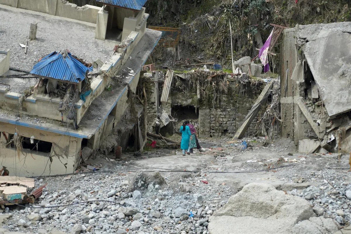 Nepal eleva a cerca de 1.400 los muertos por las devastadoras inundaciones en la frontera con China