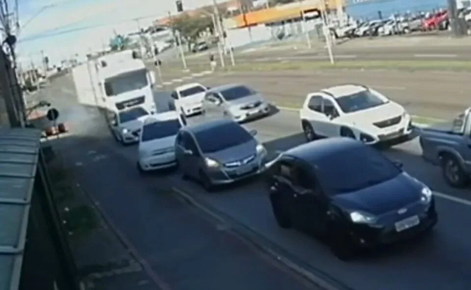 Vídeo mostra momento em que caminhão desgovernado atinge carros no semáforo em São José dos Pinhais; assista