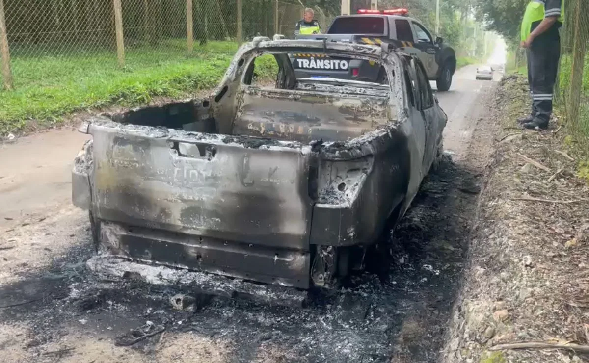 Suspeitos tiram placa de caminhonete e provocam incêndio em veículo na área rural de Fazenda Rio Grande