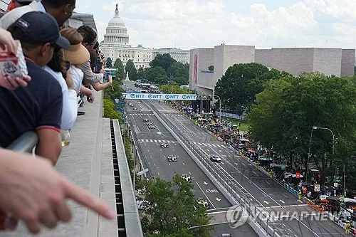 트럼프가 깃발 흔든 美수도 레이싱…건국 250주년 '쇼' 마무리