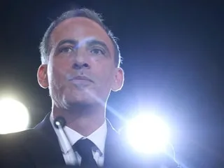 Raphaël Glucksmann enfariné après sa victoire à la primaire de la gauche sociale-démocrate