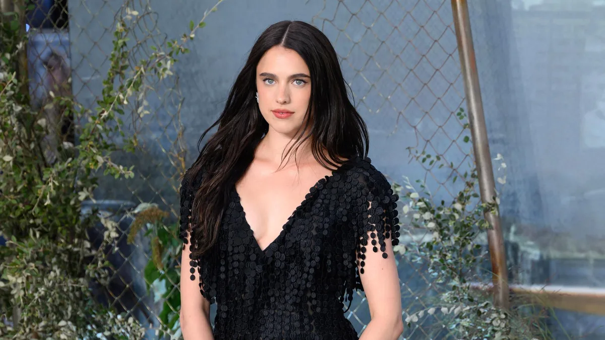 Margaret Qualley surprend pieds nus avec des demi-chaussures sur le tapis rouge