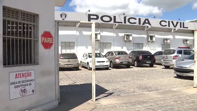 Homem é preso por tentativa de feminicídio após esfaquear mulher em feira livre de Campina Grande