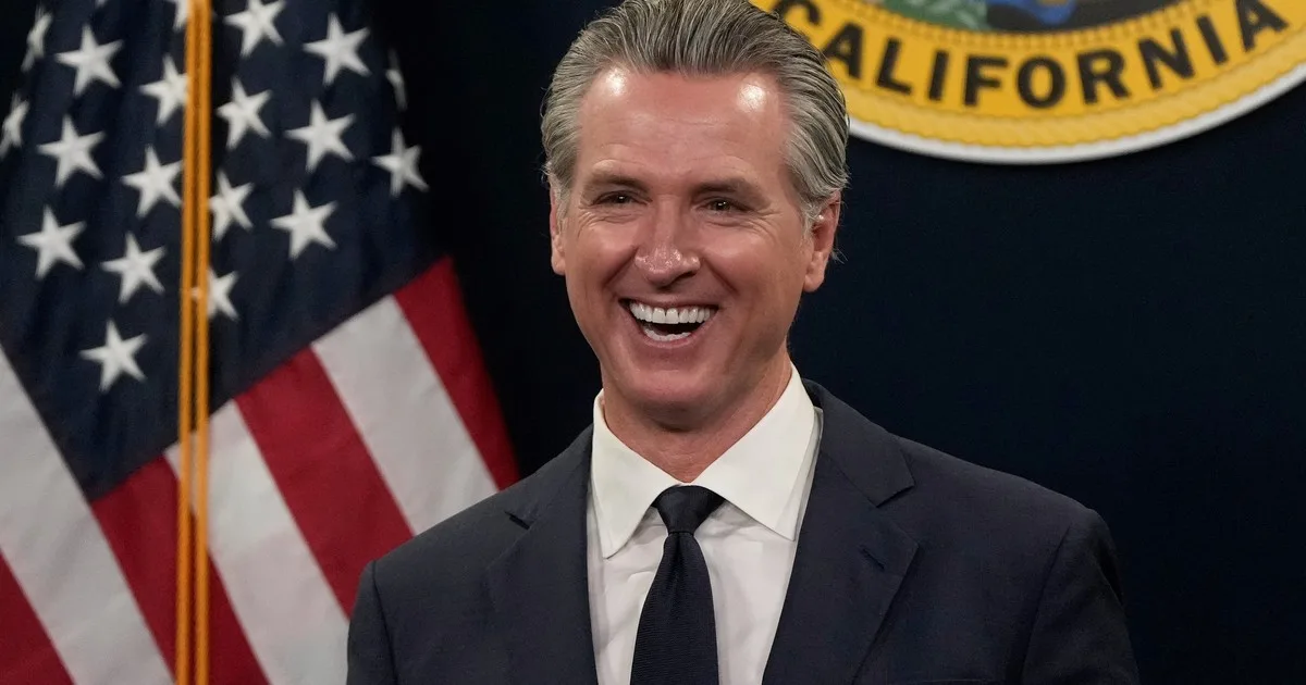Por una ley de Gavin Newsom, algunos usuarios de California que usan YouTube TV recibirán un reembolso de casi 100 dólares