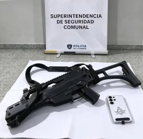 Pese a sumar condenas y procesamientos, fue atrapado en pleno raid de robos con la réplica de una ametralladora