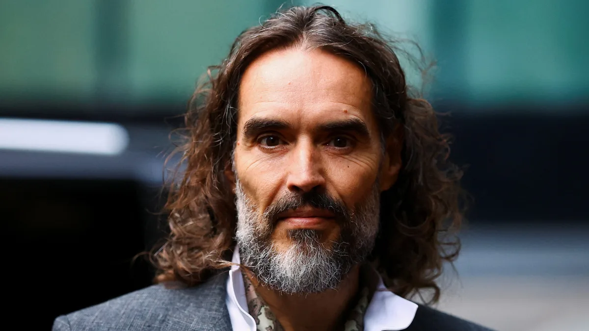 La tajante frase de una fiscal contra el actor Russell Brand en el inicio del juicio por abuso: “Despiadado, calculador y voraz”