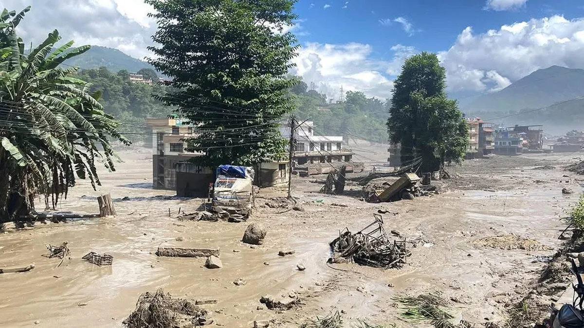 Nepal - Tote und Vermisste nach Sturzflut in Grenzregion zu Tibet - hunderte Touristen betroffen