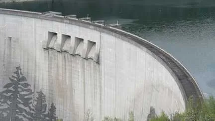 "Forts orages, vents violents, fortes chaleurs" : comment l'accumulation des sédiments pourrait rendre "inopérants" de nombreux barrages dans le monde d'ici 2060