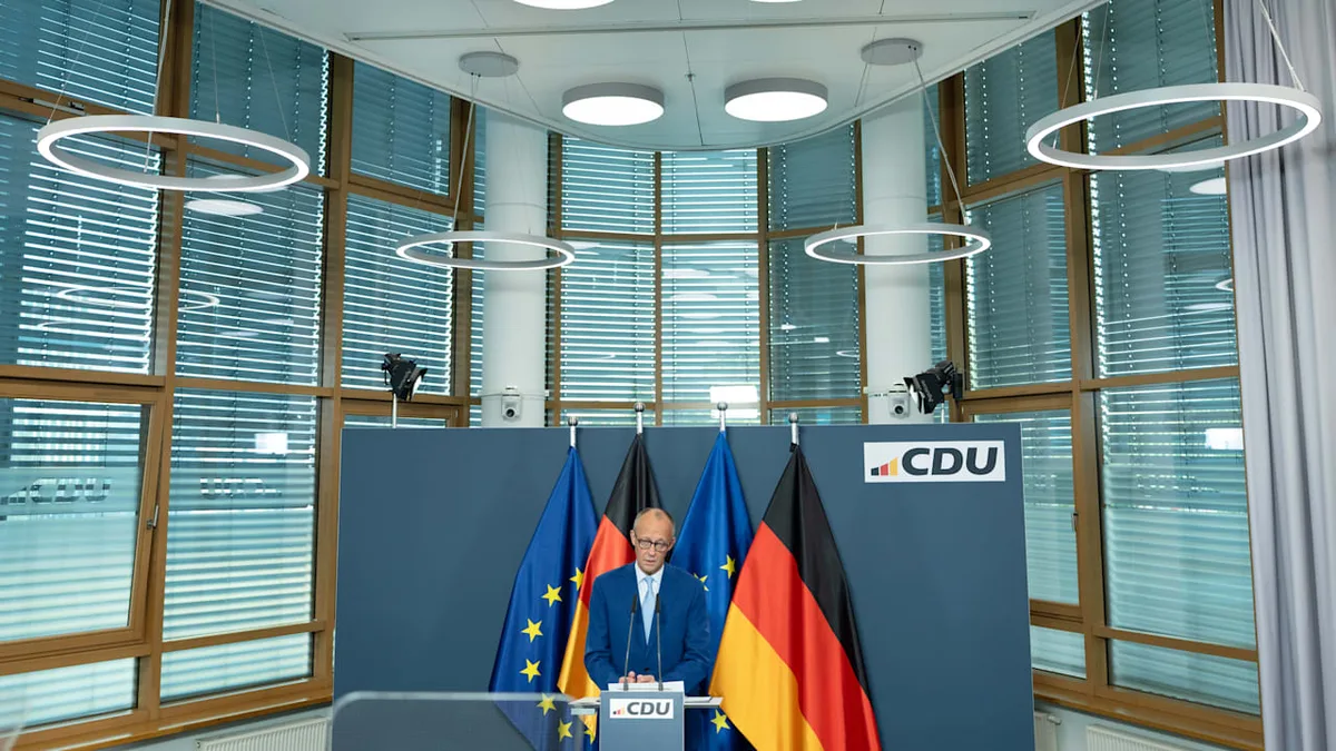 Kurz-Rede nach Wahl-Knall - Merz versucht die Flucht nach vorn
