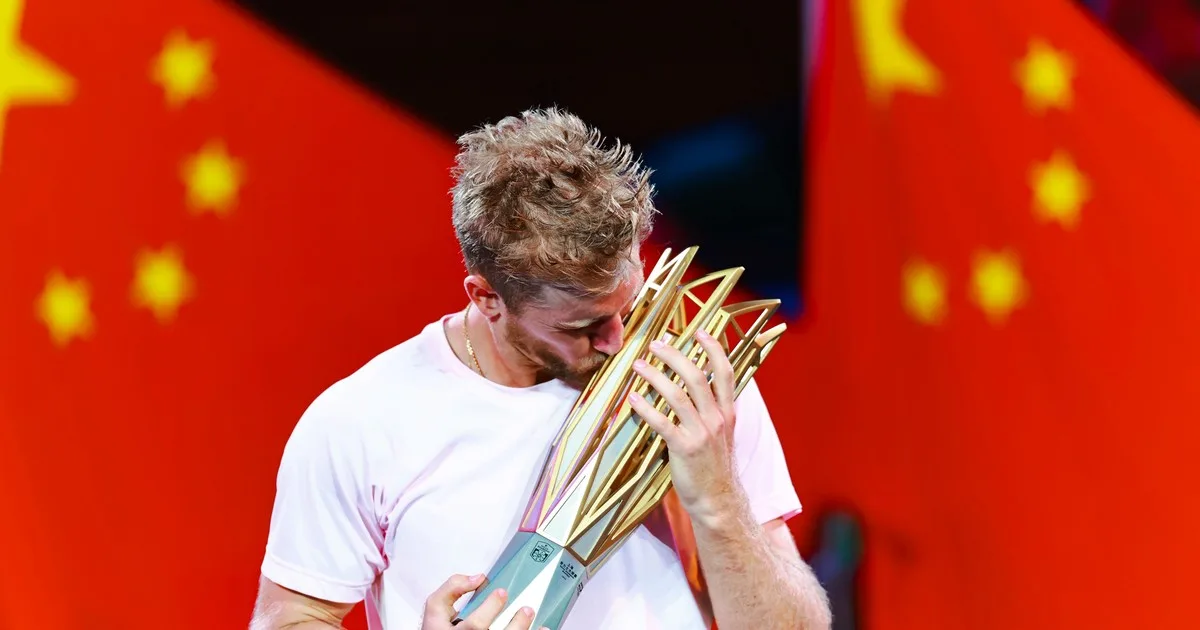 "Defensa siciliana" y "apertura española": Davidovich Fokina, el tenista que cambió su cabeza con el ajedrez y levantó su trofeo más importante en Shanghai