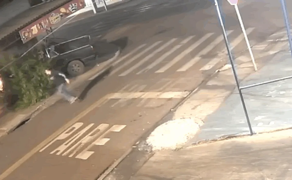 Reviravolta! Câmeras flagram fuga, resgate do veículo e suspeita de furto após caminhonete atingir comercio em Cascavel; assista
