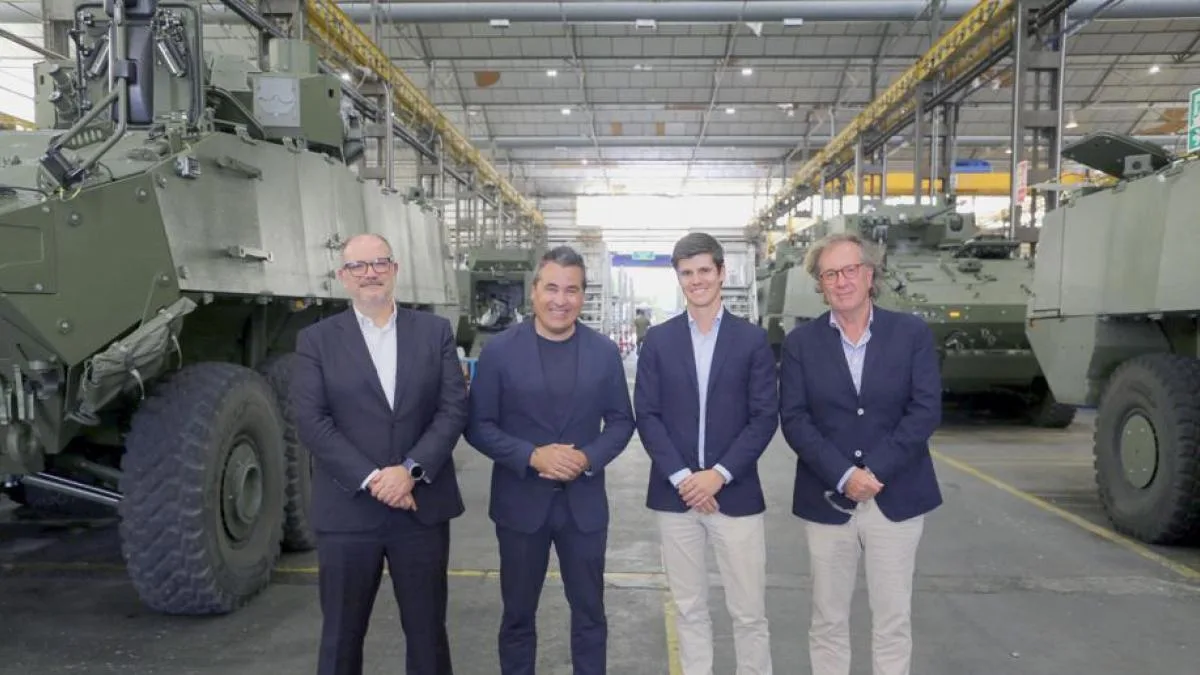 La industria de defensa española sella la paz y completa la entrega de cien 8x8
