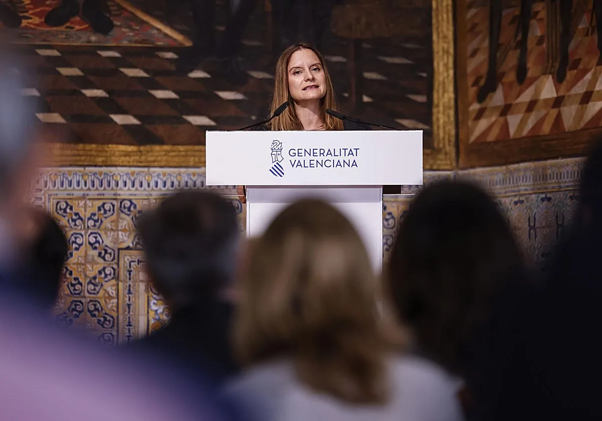 La nueva presidenta de la AVL llama a «no renunciar» al valenciano y pide fortalecer su prestigio