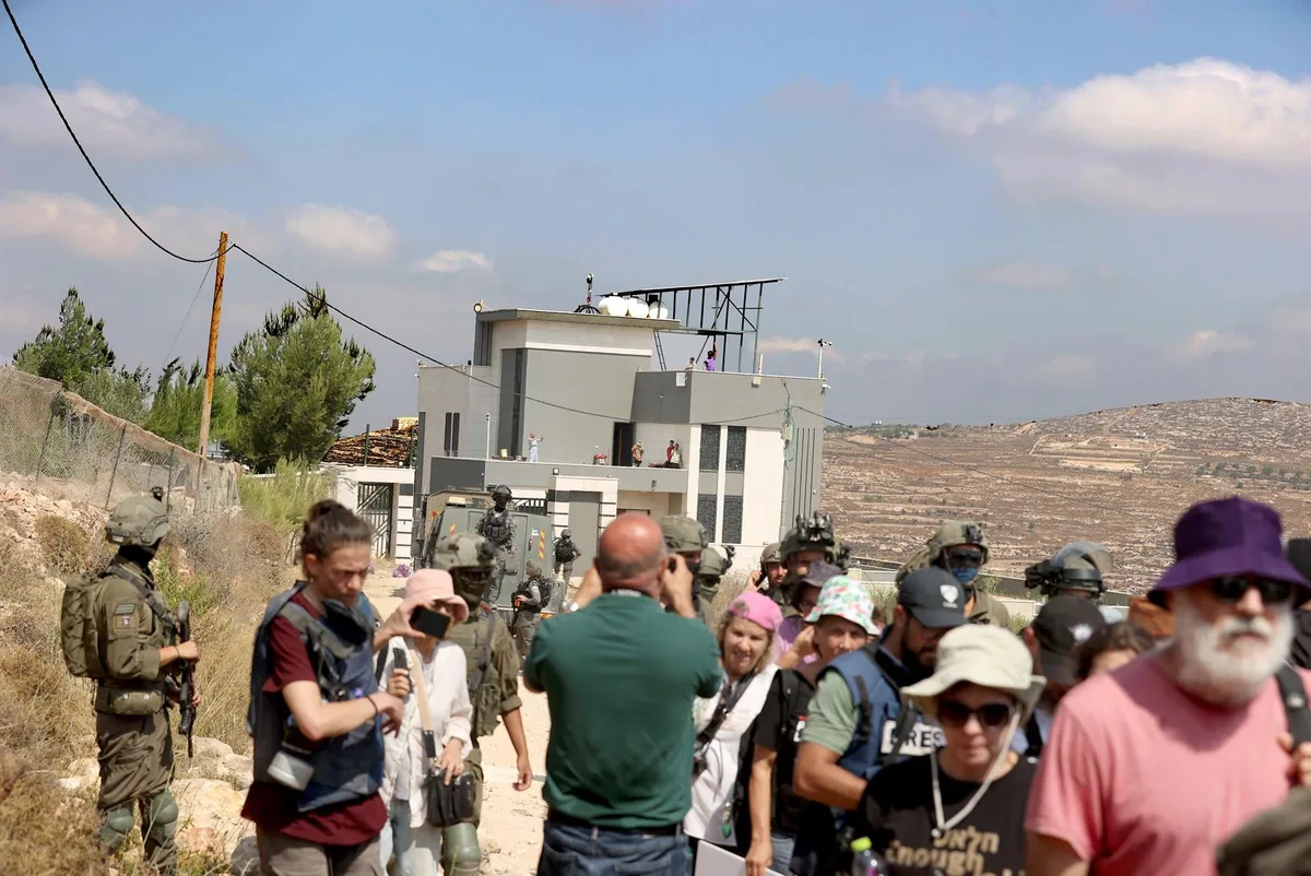 Decenas de colonos israelíes asaltan una vivienda palestina en Qusra que asediaban desde hace semanas