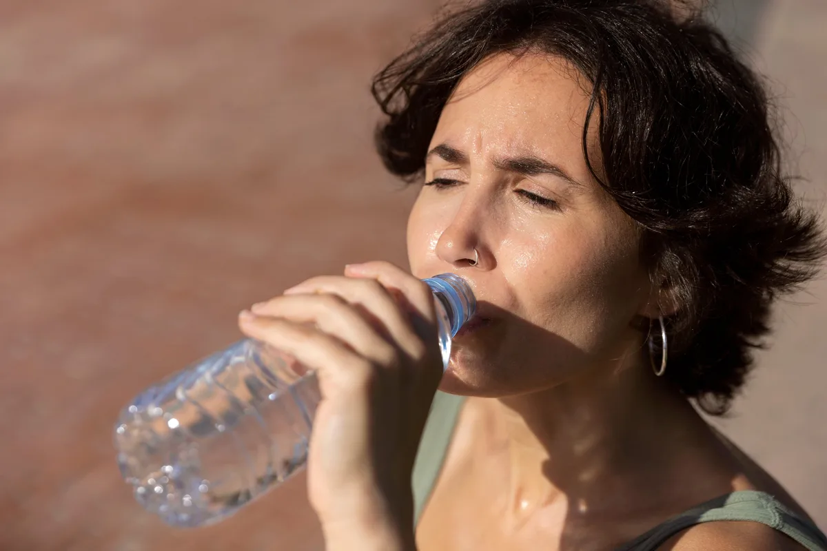 Estas son las 7 señales de alerta de que estamos deshidratados: desde tener la piel seca a dolores de cabeza