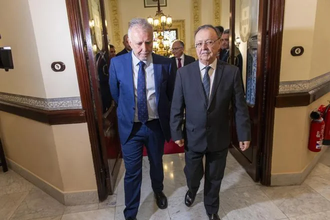 El Gobierno contempla usar polideportivos para albergar a los migrantes llegados a Ceuta