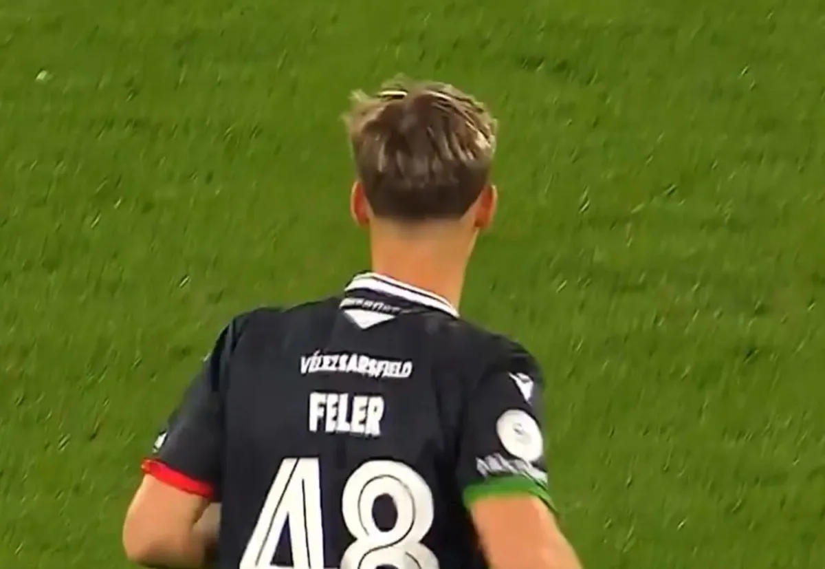 El relator Hernán Feler presentó a su hijo cuando ingresó a la cancha en el partido de Boca vs. Vélez