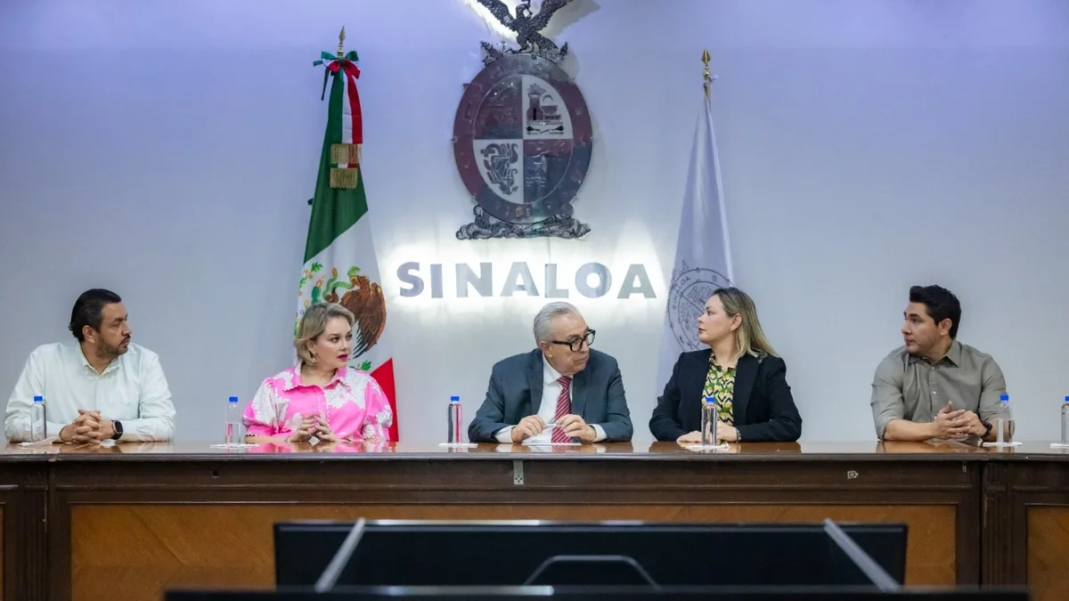 Yeraldine Bonilla deja la gubernatura interina en Sinaloa y regresa a la Secretaría General de Gobierno: Rocha Moya le toma protesta