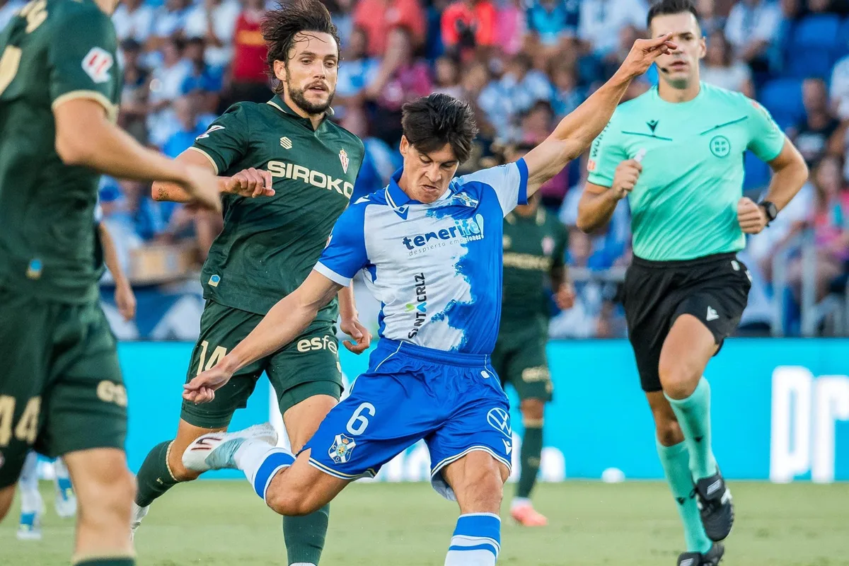El Sporting de Gijón se lleva en Tenerife un duelo por el liderato provisional