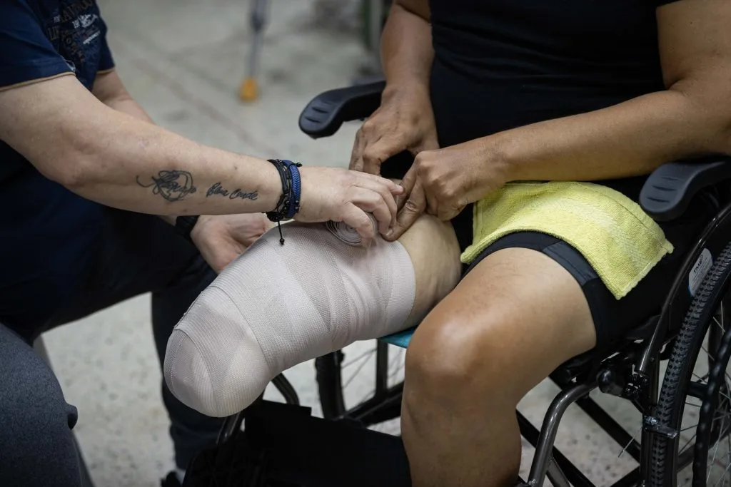 Volver a caminar, la meta de Adrián Troncoso, quien perdió una pierna tras los terremotos de junio