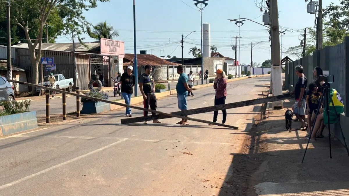 Moradores bloqueiam Estrada da Floresta e cobram conclusão de obra