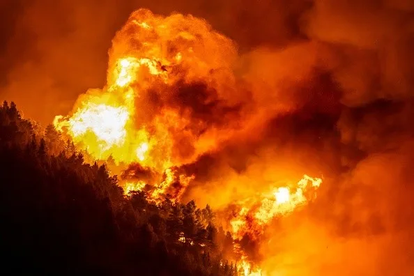 Incêndios se alastram pela Europa e deixam milhares de desabrigados em meio a onda de calor