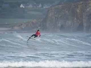 À Crozon, Axel Pham devient le tout premier champion de France de surf foil de l’histoire