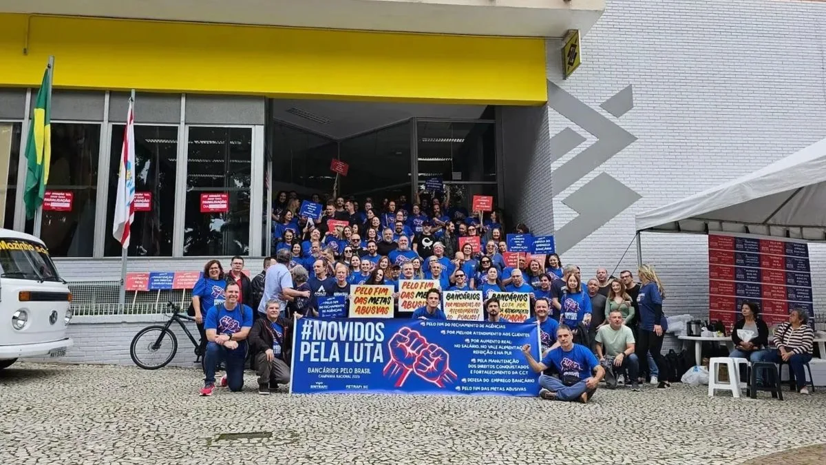 Bancários de Florianópolis aderem a greve nacional de 24h e mudam rotina de atendimento nas agências; veja reivindicações
