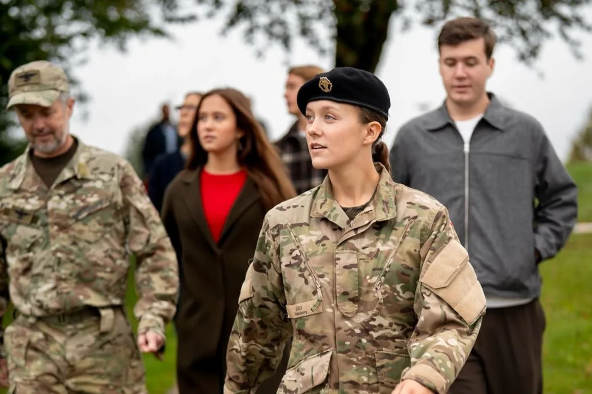 La razón por la que Isabella de Dinamarca no lleva el mismo apellido que su hermano Christian en el uniforme militar
