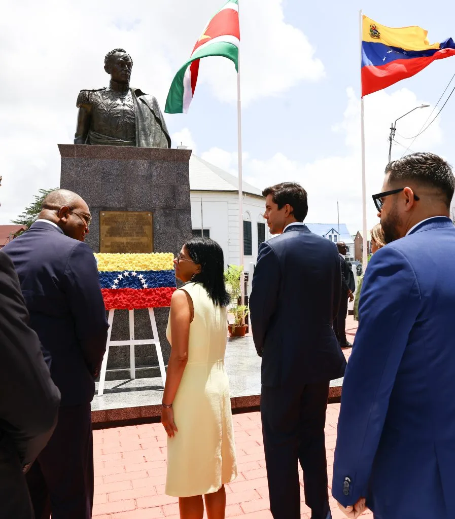 Delcy Rodríguez encabezó ofrenda floral ante monumento de Simón Bolívar en Surinam