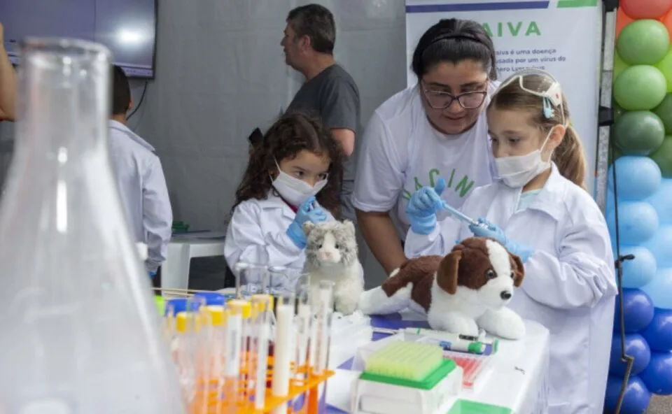 Curitiba tem vacinação gratuita para todas as idades e pets em evento com diversão para crianças