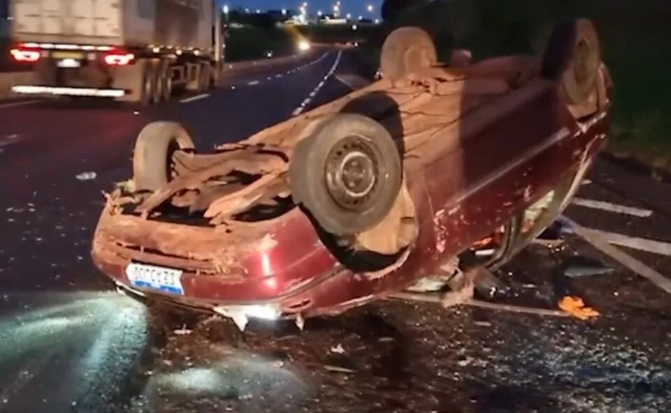 Motorista perde o controle, bate em barranco e é resgatado após capotamento em Cascavel