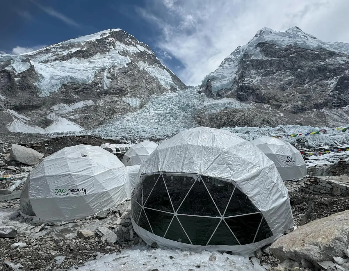 Quanto custa subir o Everest? Como os “acampamentos de luxo” estão ameaçando as geleiras, segundo estudo